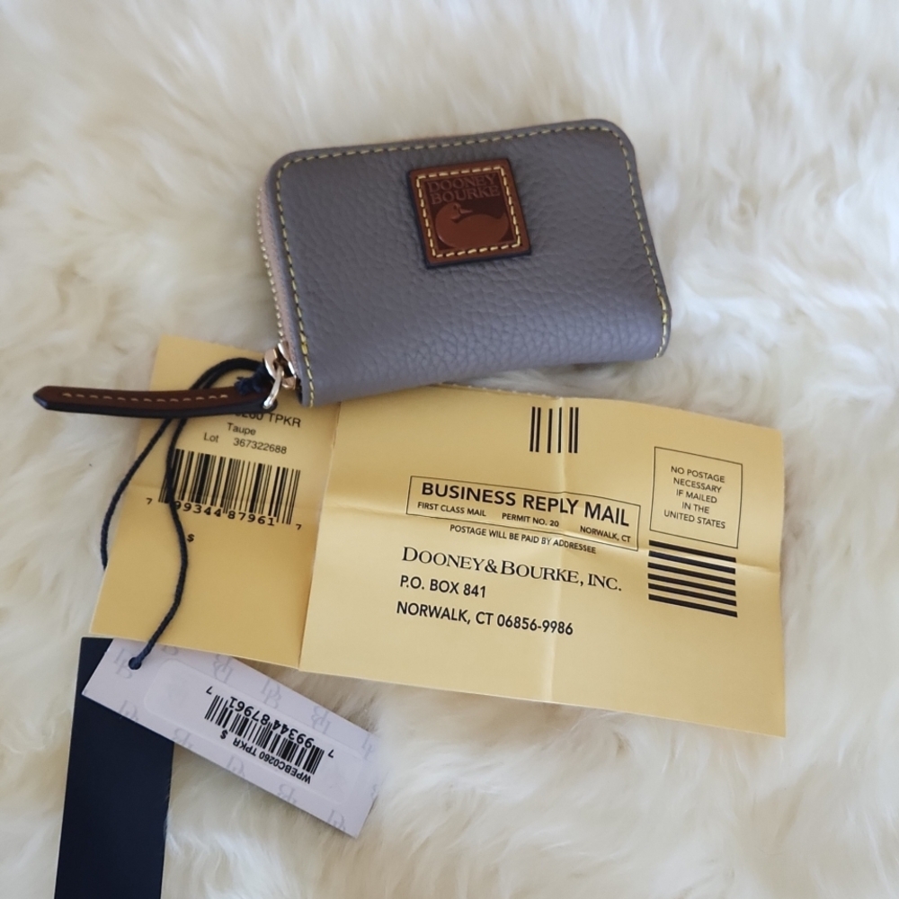 NWT Dooney & Bourke Taupe Pebbled Leather Credit Card Wallet 🩶🎁❤️